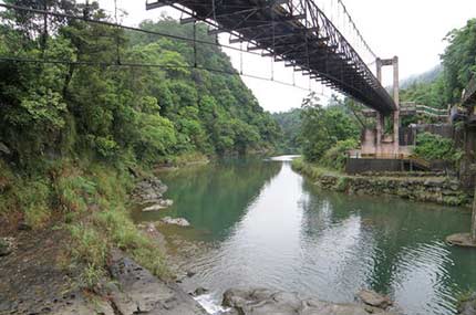 十分の滝に通じる吊橋